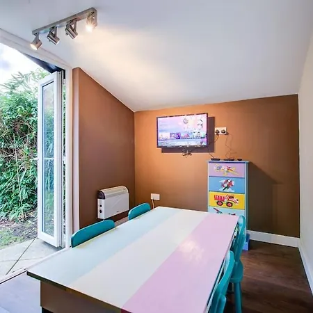 Comfortable 3 Bed House In Chelmsford Exterior photo