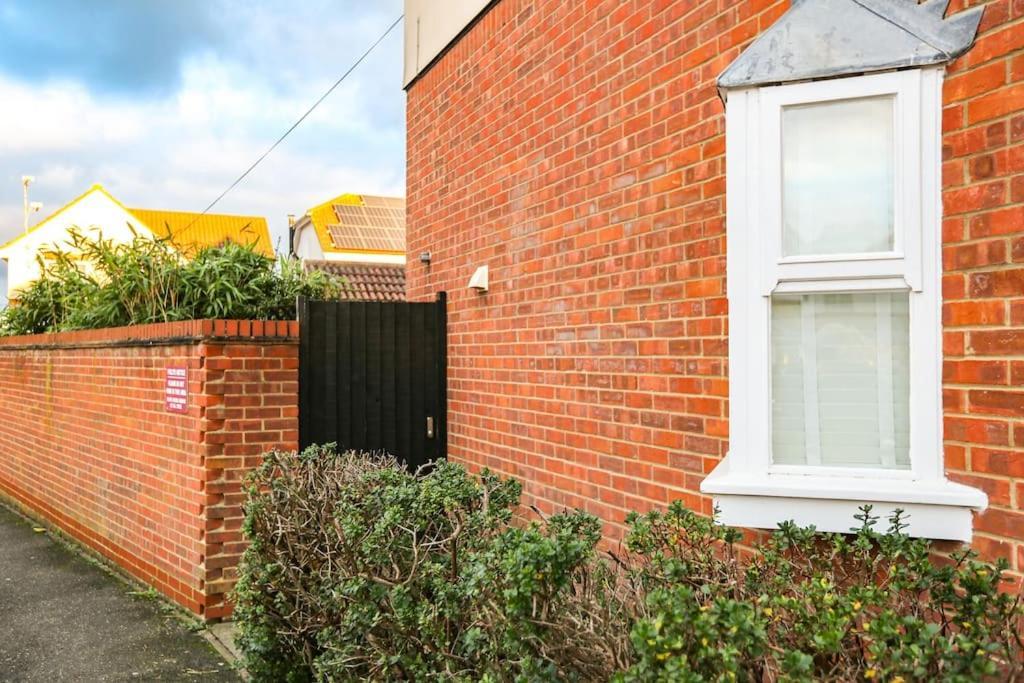 Comfortable 3 Bed House In *