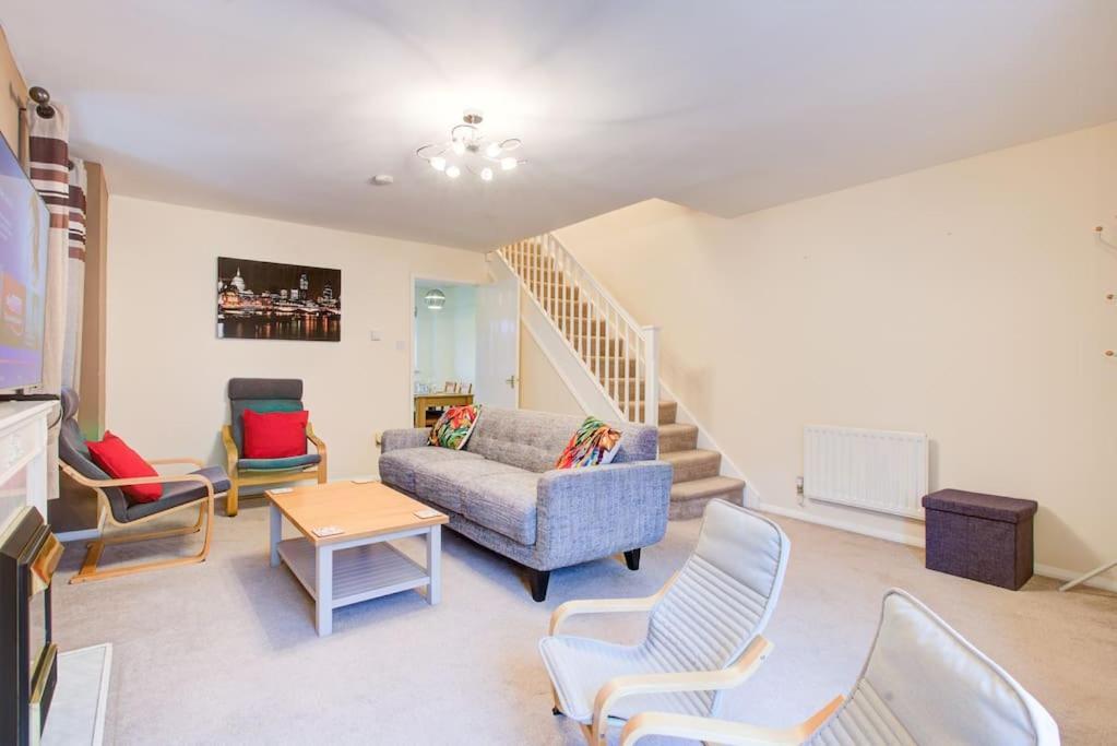 Comfortable 3 Bed House In Holiday home *