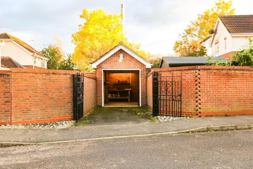Comfortable 3 Bed House In * Chelmsford